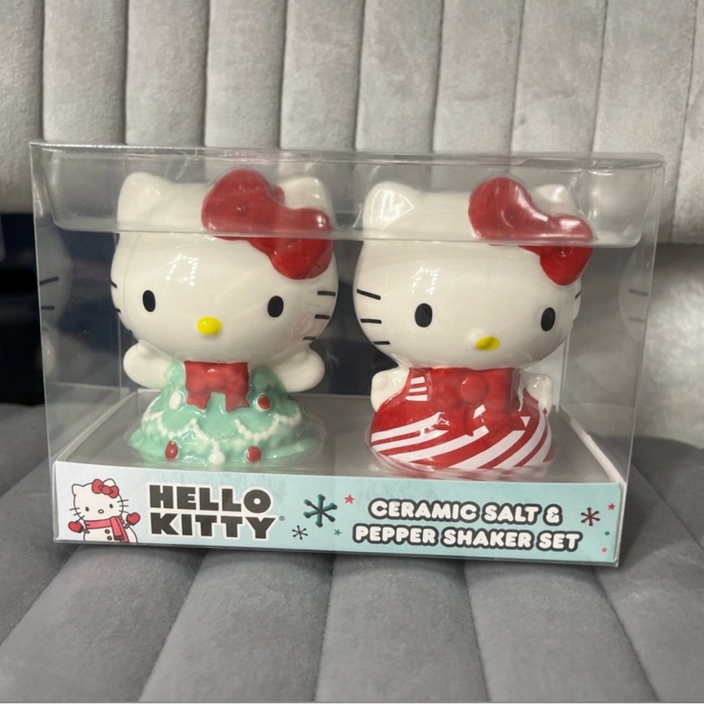 Sanrio Hello Kitty Holiday Salt and Pepper Shaker
Set